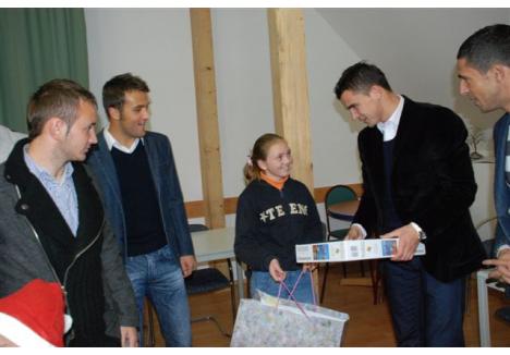Luna trecută, şase membri ai echipei FC Bihor au făcut o vizită la casa de copii Sfântul Ştefan din Sâniob, asumându-şi rolul de Moş Nicolae. 48 de orfani au fost mai fericiţi..